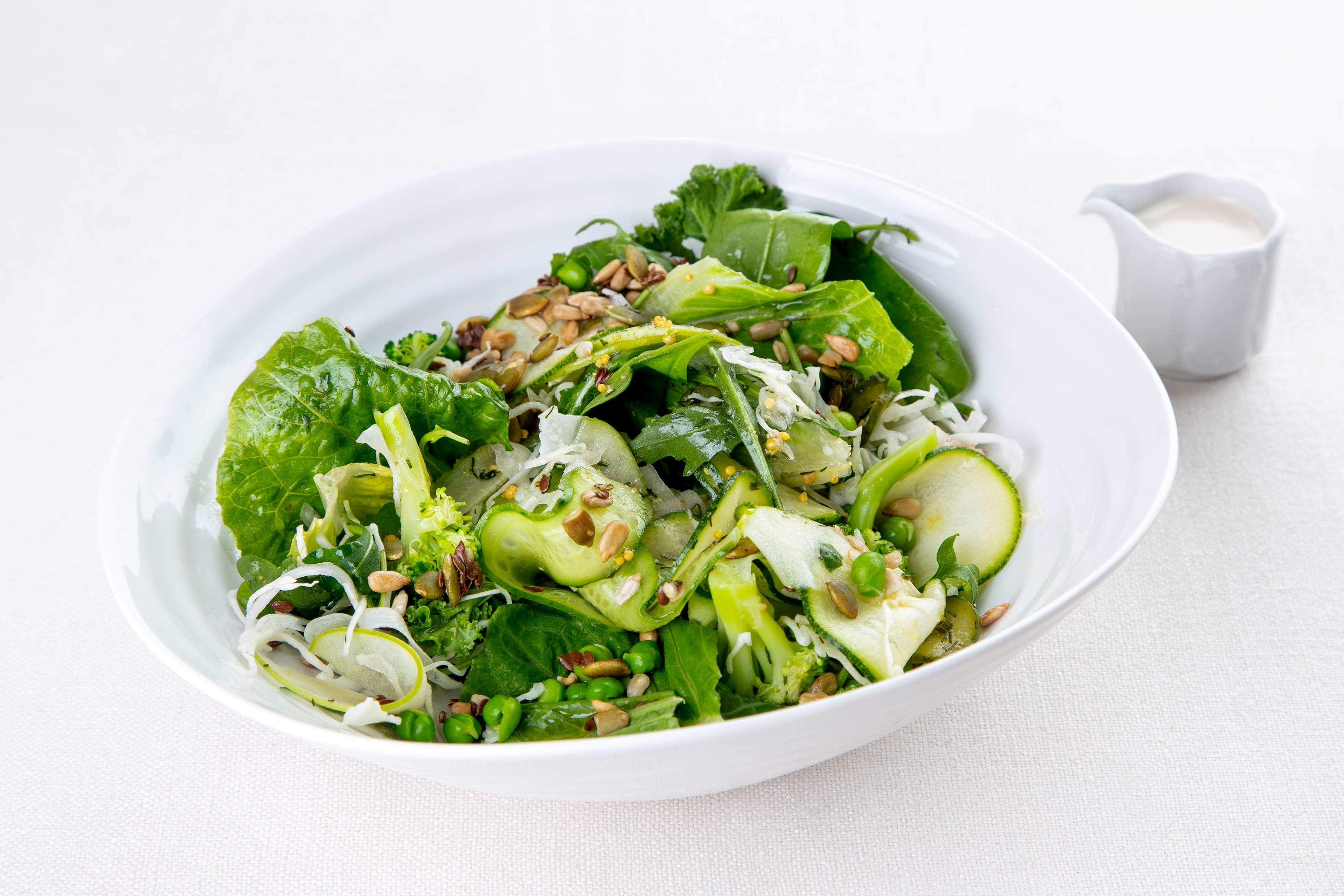 Зеленый салат с миксом из семян и заправкой из кешью